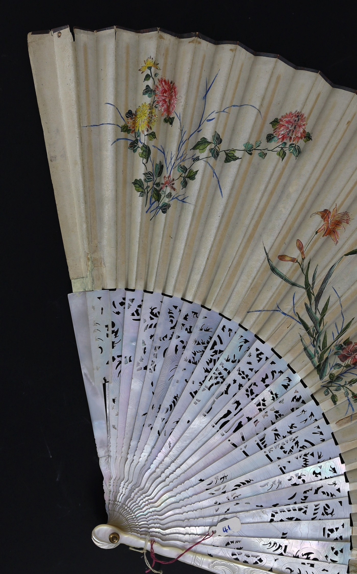 A Chinese painted leaf fan with mother-of-pearl sticks, 19th century, 28cm, some damage to mother-of-pearl